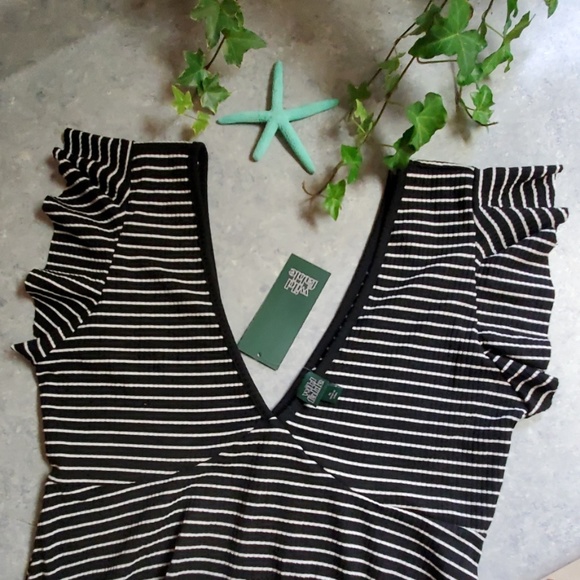 NWT Wild Fable V-Neck Striped Blouse Medium - Picture 3 of 4